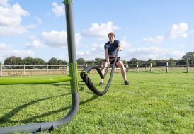 anneaux de battle rope installés sur une station de musculation Monkeybar en plein air 