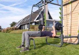 chandelles porte-haltères de couleur verte installées sur la station de musculation Monkeybar