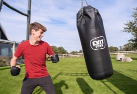 jeune homme s'entrainant avec le sac de frappe pour station de musculation extérieur Monkeybar 