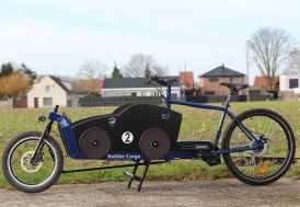 Vélo cargo avec une caisse noire de la marque Bobbie cargo