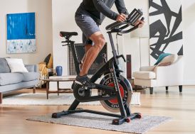 Vélo de biking Schwinn IC7 en utilisation