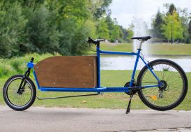 Vélo cargo avec caisse bleu 