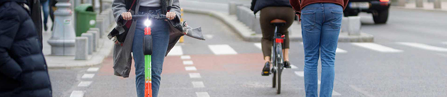 Trottinette électrique sur piste cyclable