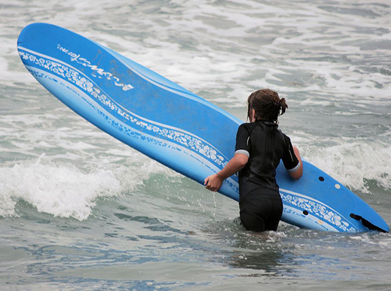 Jeune surfeur avec softboard
