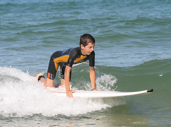 Jeune surfeur en train de take-off