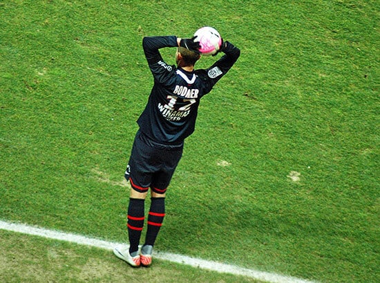 Joueur de foot qui joue une touche