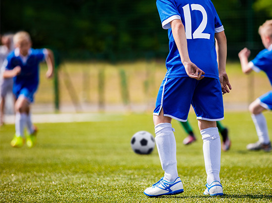 Joueur de foot avec un maillot bleu
