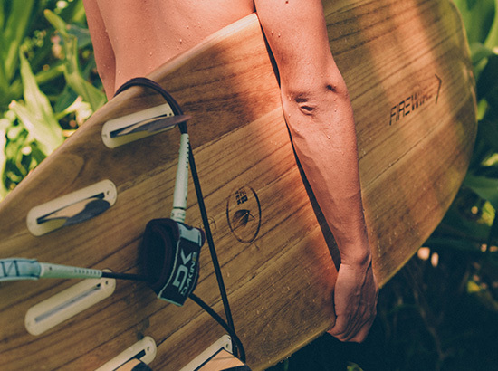 Leash et dérives d'une planche de surf.