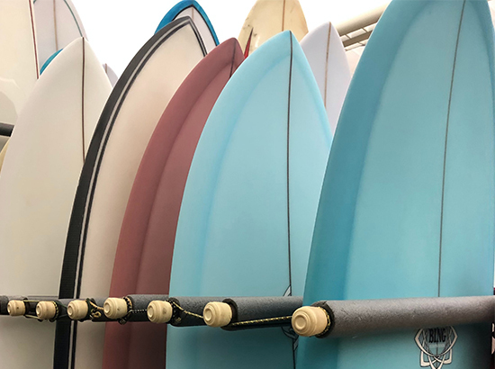 Rack de rangement pour planches de surf.