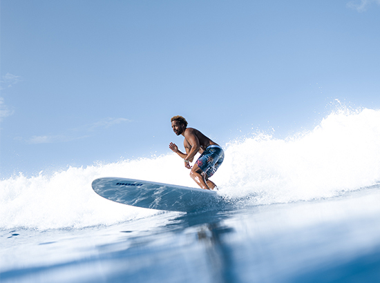 Surfeur en longboard.