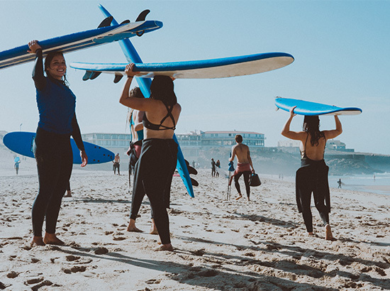 Surfeuses sur la plage.