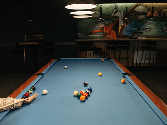 boules de billard à la craie bleue sur une table de billard bleue