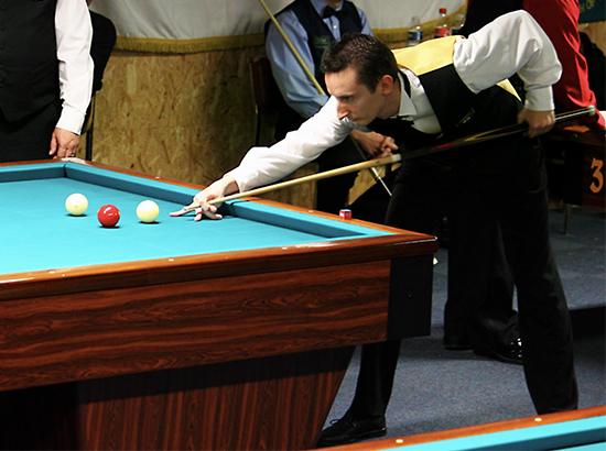 Joueur de billard carambole