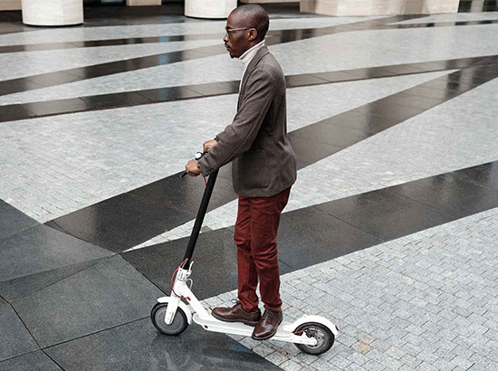 Homme sur trottinette électrique