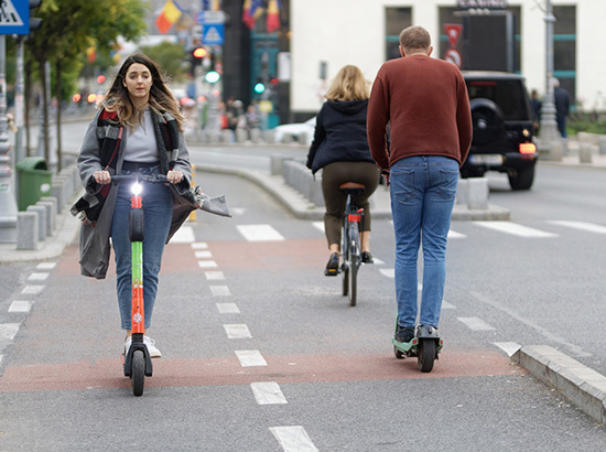 Trottinette électrique sur piste cyclable en ville