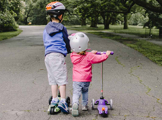 Enfants en trottinette