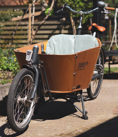 Vélo cargo blanc biporteur.